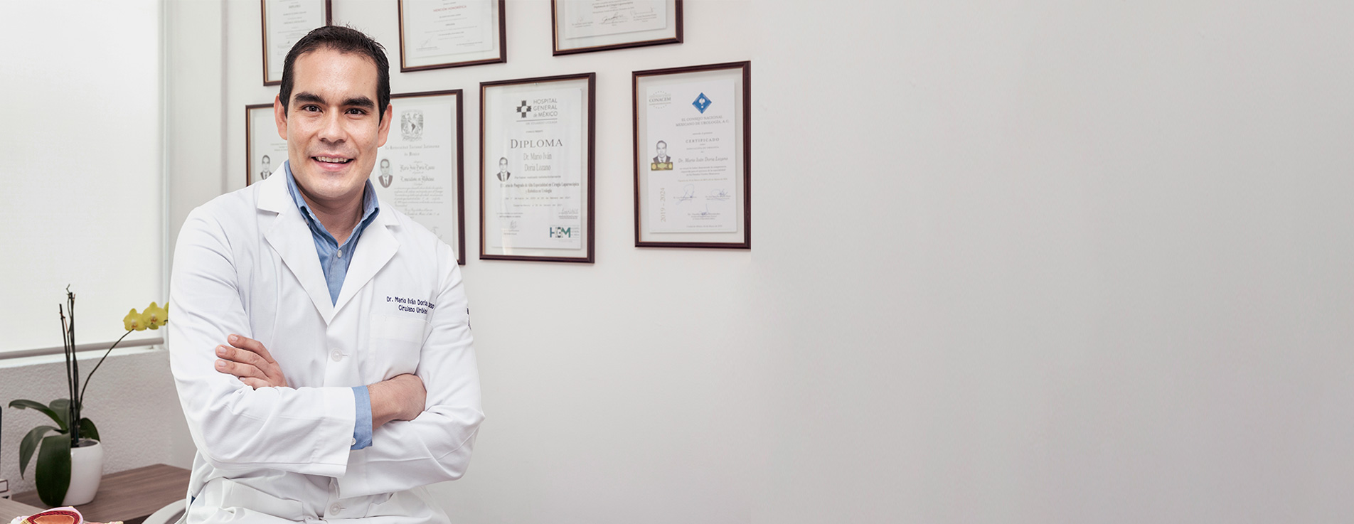 Dr. Mario Doria en su consultorio